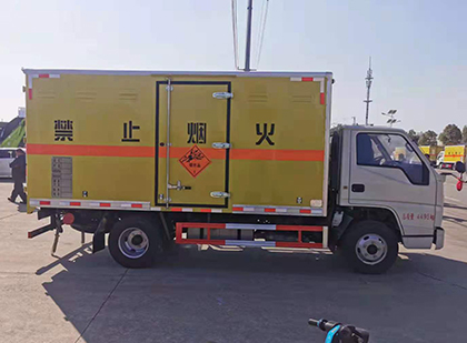 嘉鱼爆破器材运输车工人安全操作规范与智能技术保障